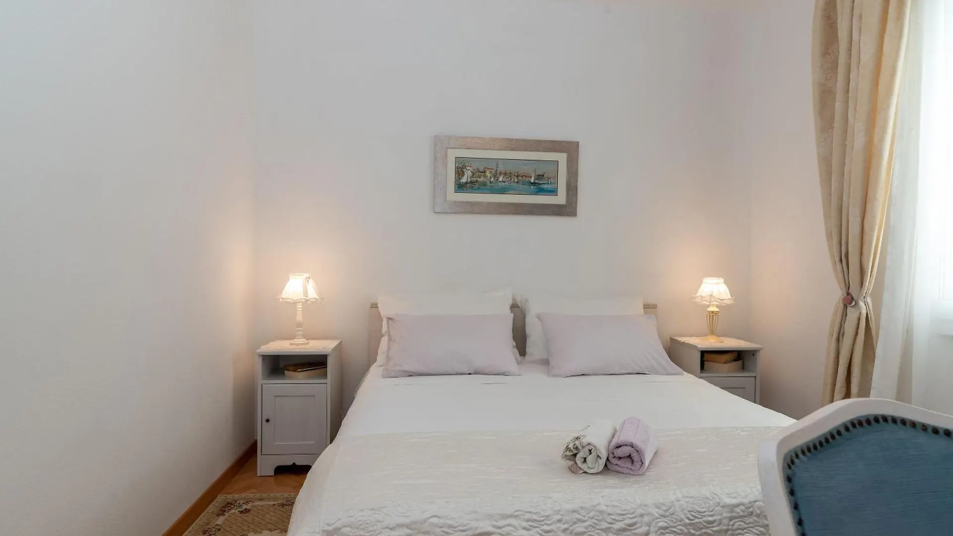Geraeumige Ferienwohnung Mit Meerblick Trogir Apartmán